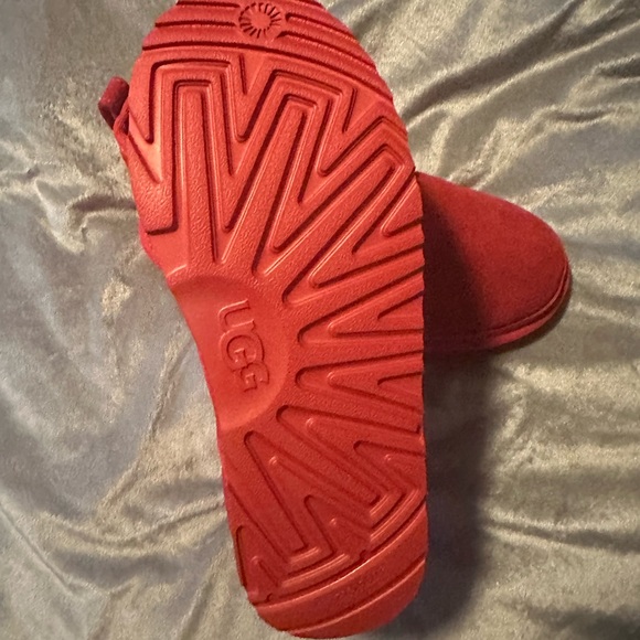 Ugg neumel size 5y red - Picture 2 of 2